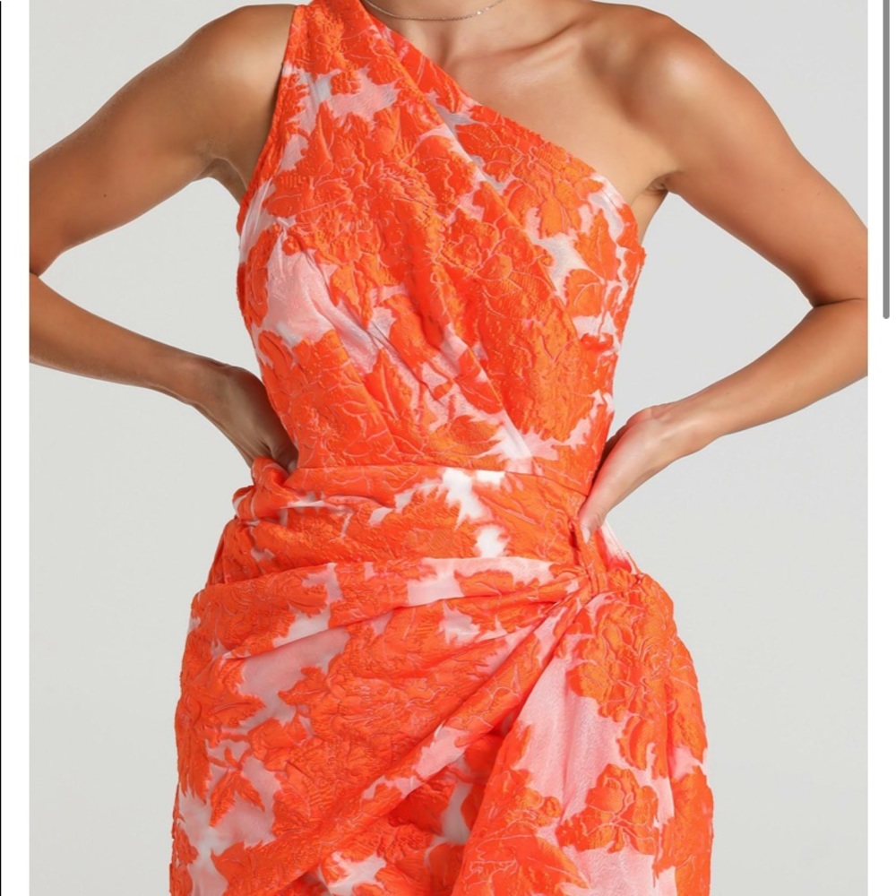 ISO SHOWPO BRAILEY DRESS SIZE 6!!